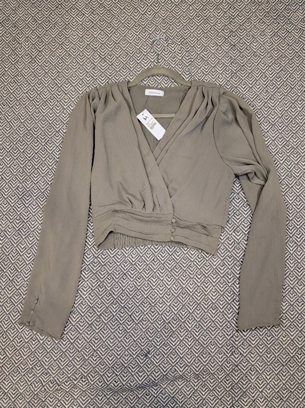 YaYa & Co. NWT Sage Green Crinkle Blouse Sz M — Cropped, Ruched Sleeves, Smocked